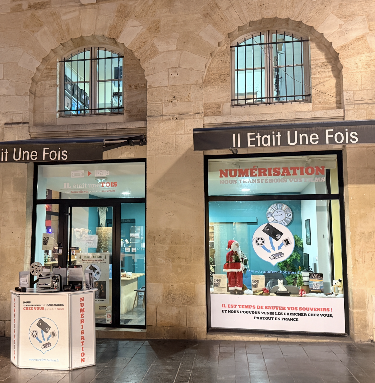 Fa&ccedil;ade de notre boutique Il &Eacute;tait Une Fois et ses vitrines de No&euml;l au 176 rue Sainte-Catherine &agrave; Bordeaux